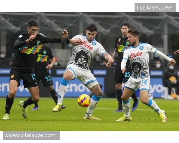 马丁内斯的传奇之路：从默默无闻到全球瞩目的足球巨星